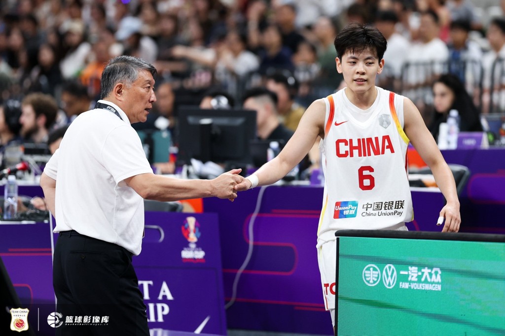 媒体人：赛前中国女篮姑娘没有笑容 大家要调整心态&继续相信自己